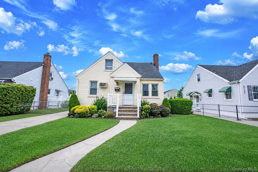 1111 Esther ST, Franklin Square, NY 11010