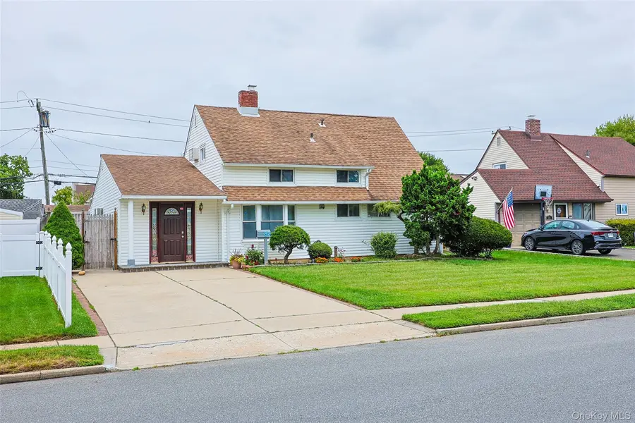 82 Lantern RD, Hicksville, NY 11801
