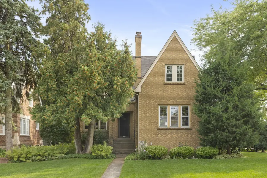303 Hillside AVE, Glen Ellyn, IL 60137