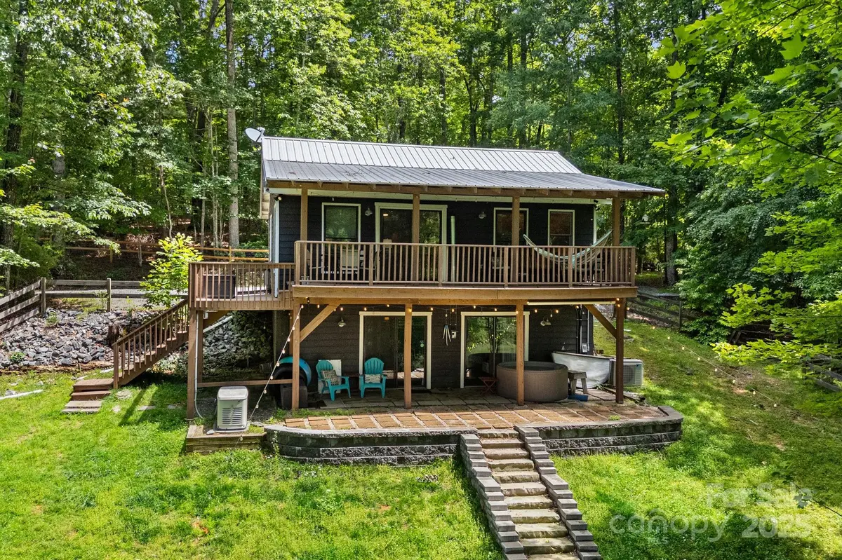 37 Poplar DR, Rosman, NC 28772