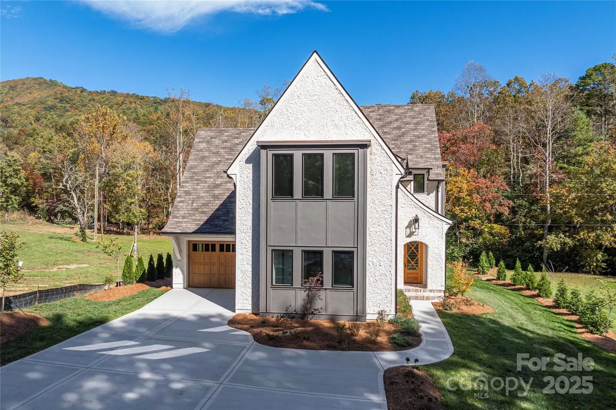 334 North Fork RD, Black Mountain, NC 28711