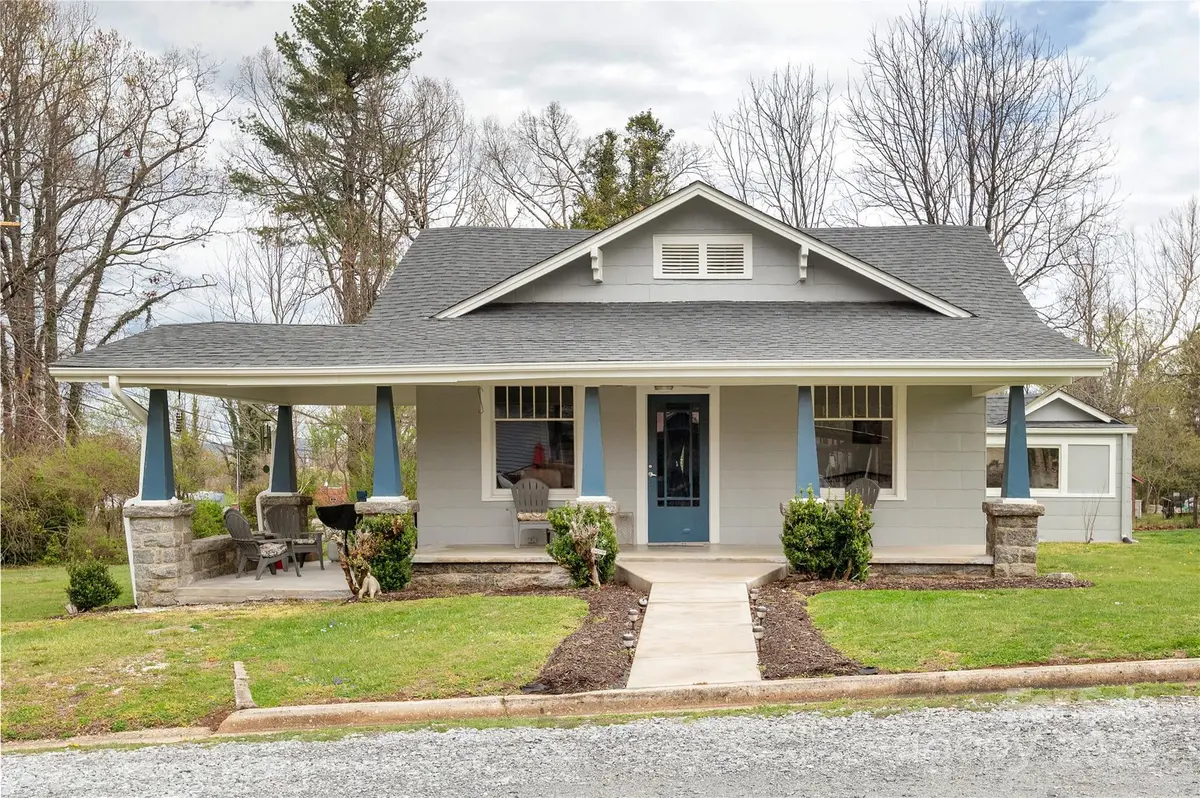 506 W Blue Ridge RD, East Flat Rock, NC 28726