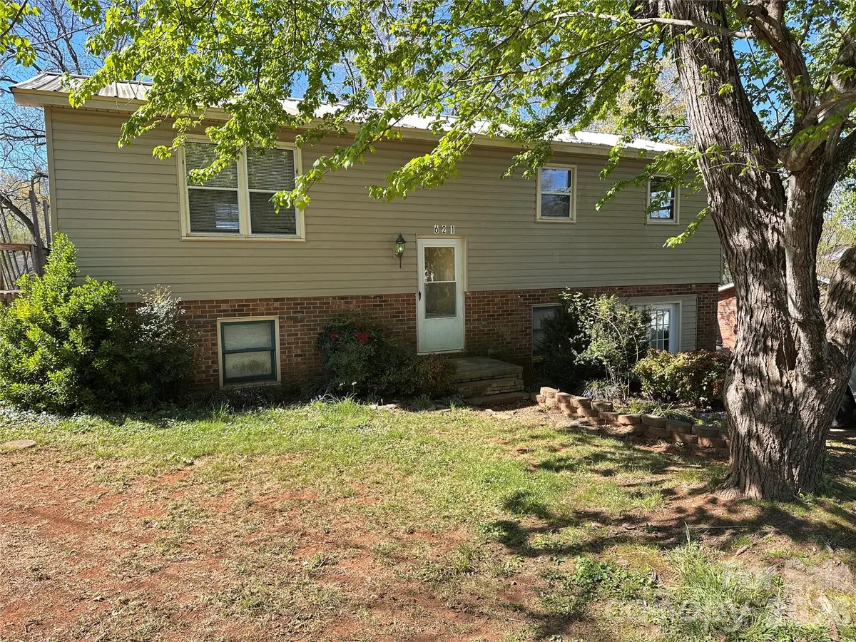 621 E 11th ST, Newton, NC 28658