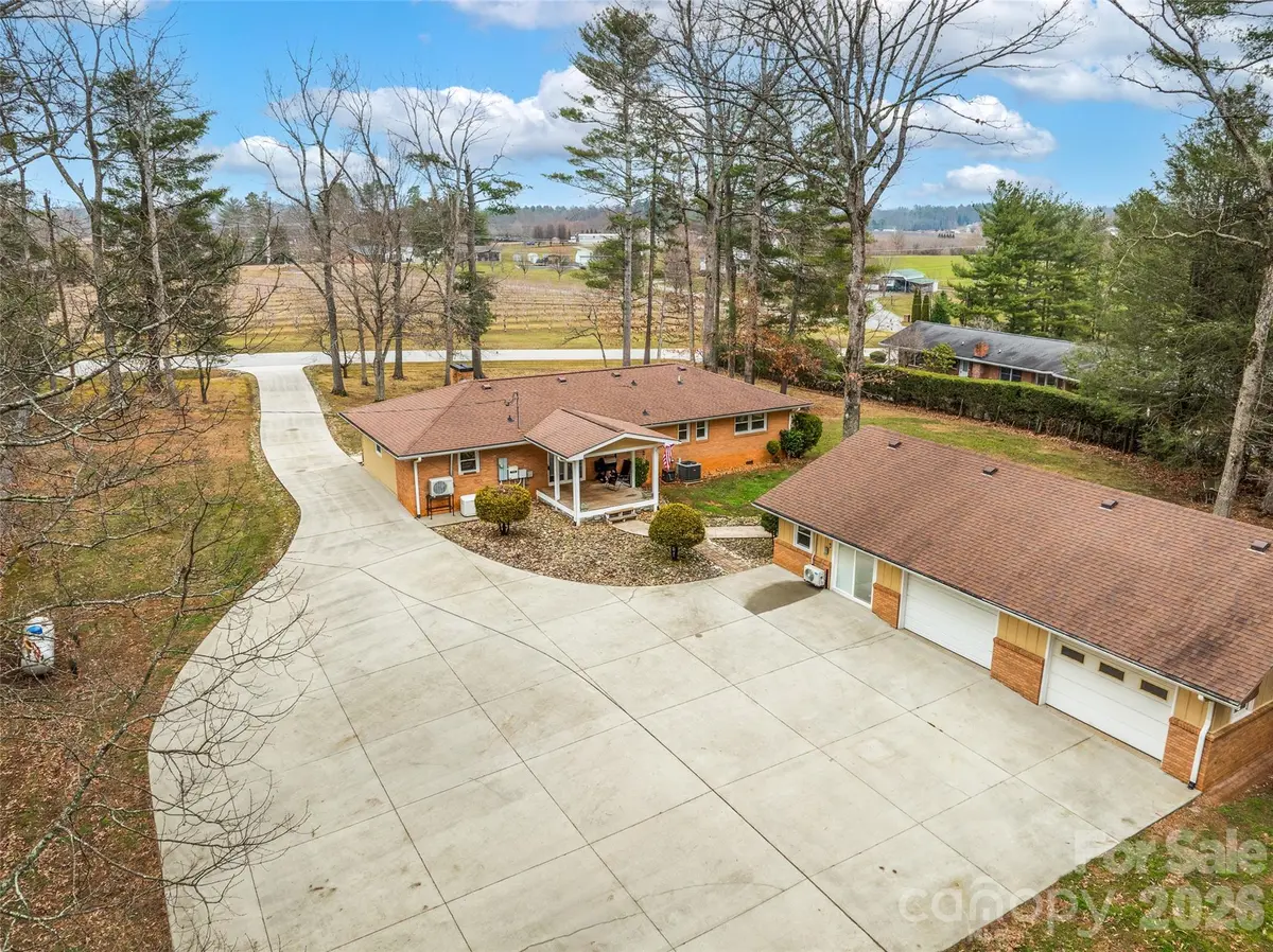 1034 S Orchard RD, Flat Rock, NC 28731