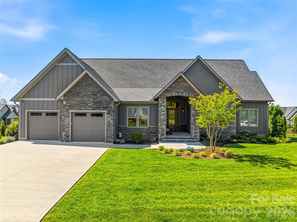 400 Samuel DR, Mills River, NC 28759