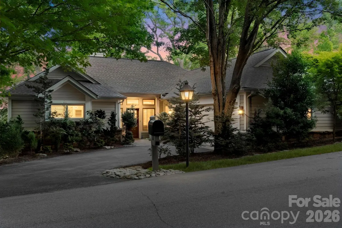 8 Spring Ridge LN, Hendersonville, NC 28739
