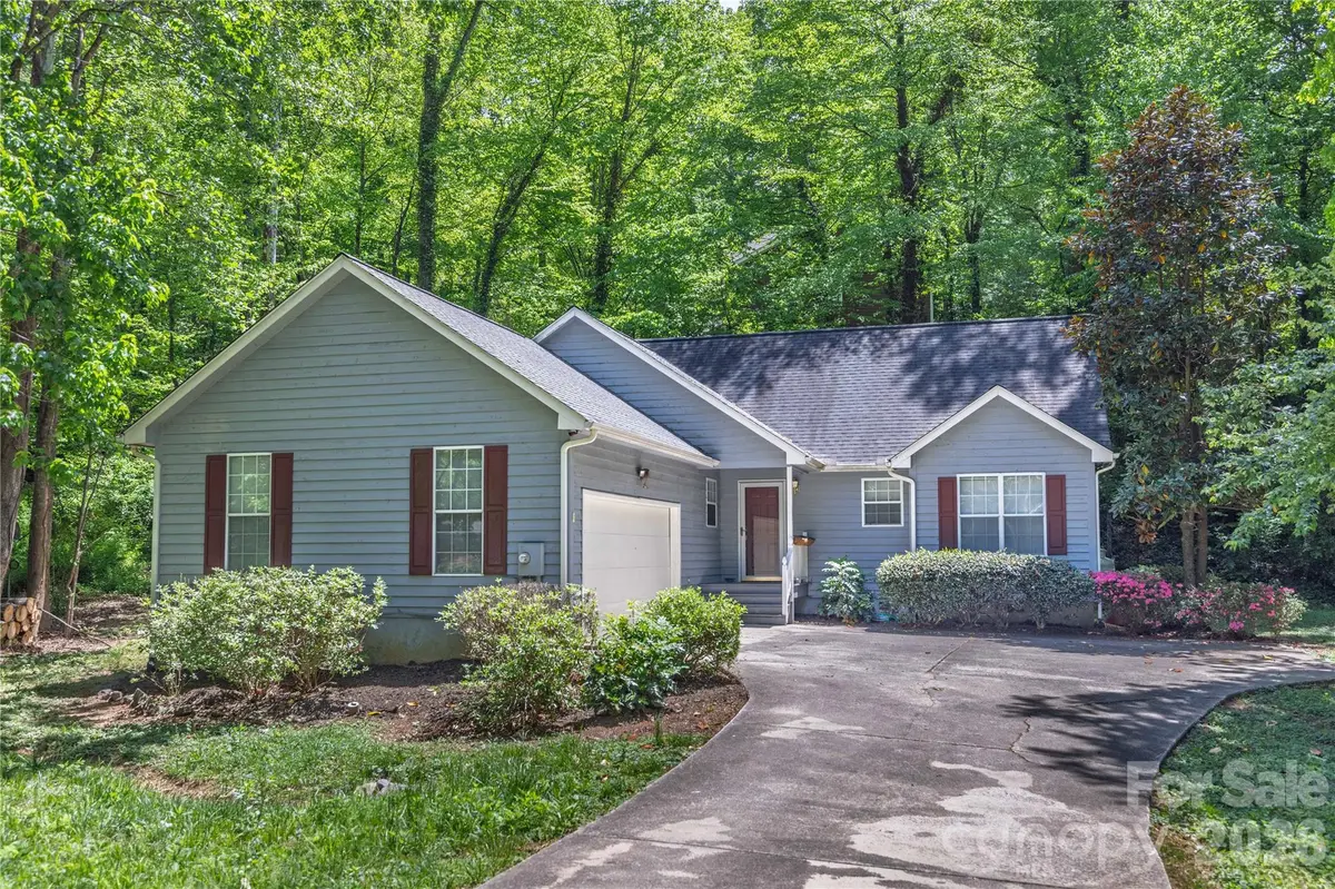 103 Hillside DR, Swannanoa, NC 28778