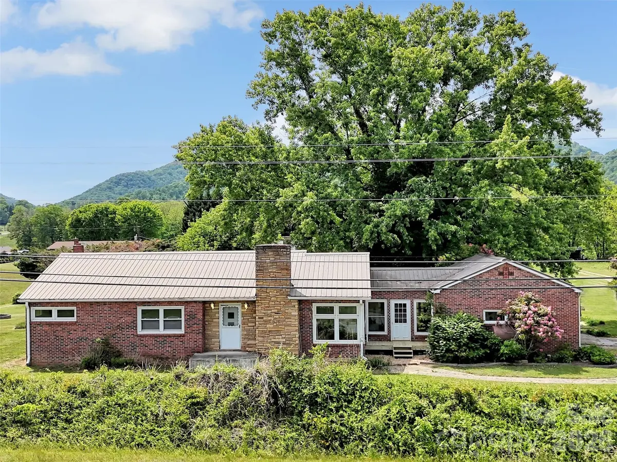 17 Hickory View LN, Canton, NC 28716