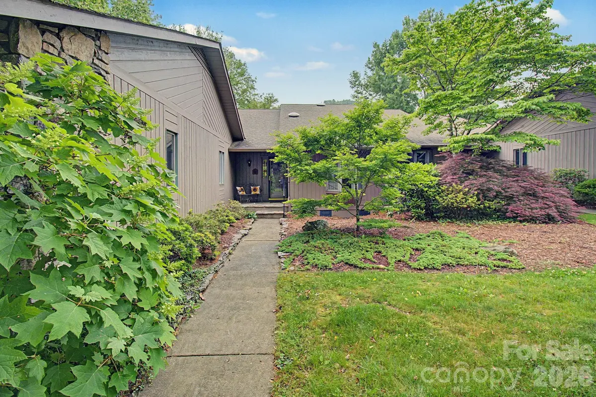 16 Clubside DR, Asheville, NC 28804
