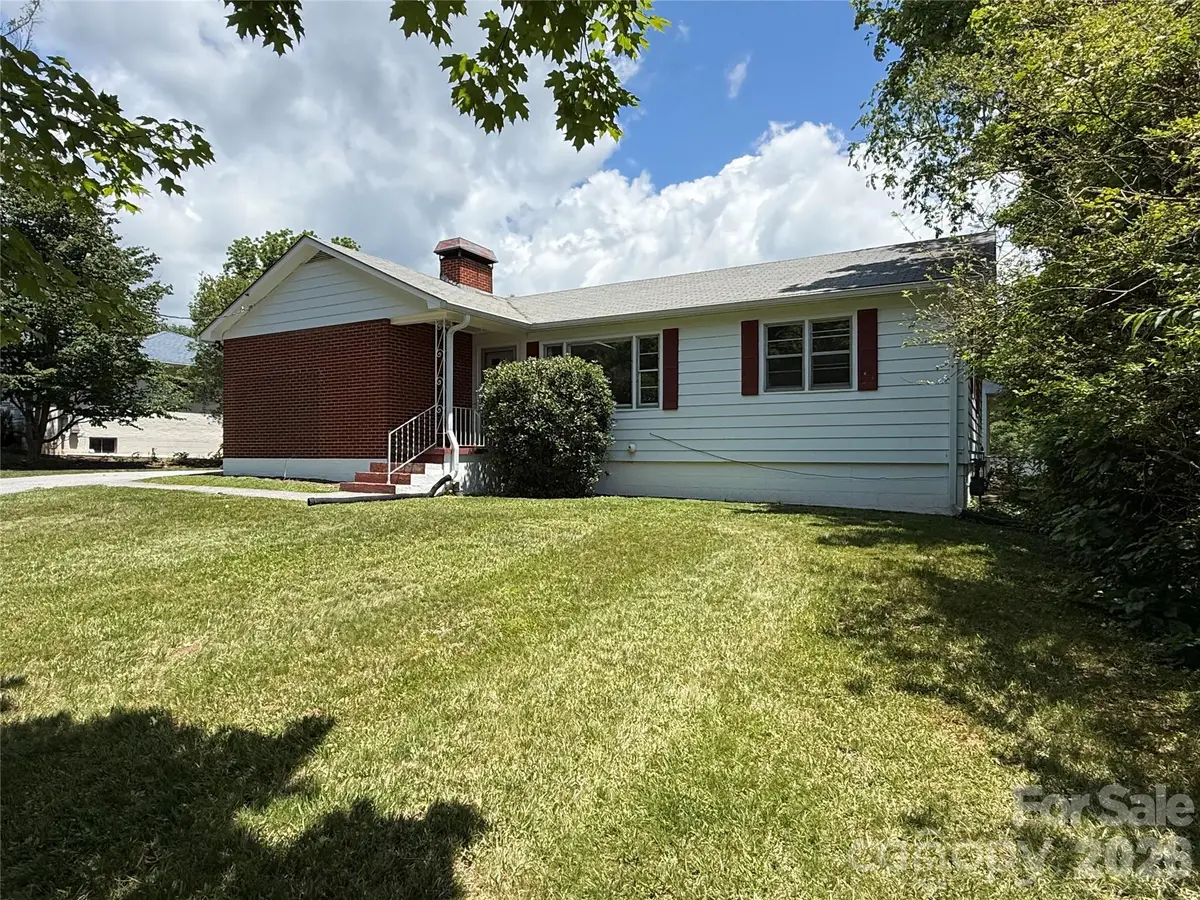 17 N Pershing RD, Asheville, NC 28805