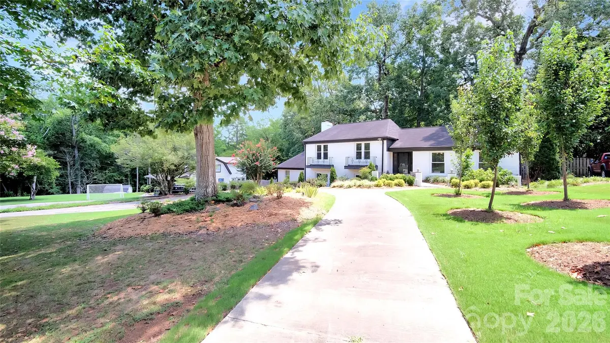 1634 Lumarka DR, Charlotte, NC 28212
