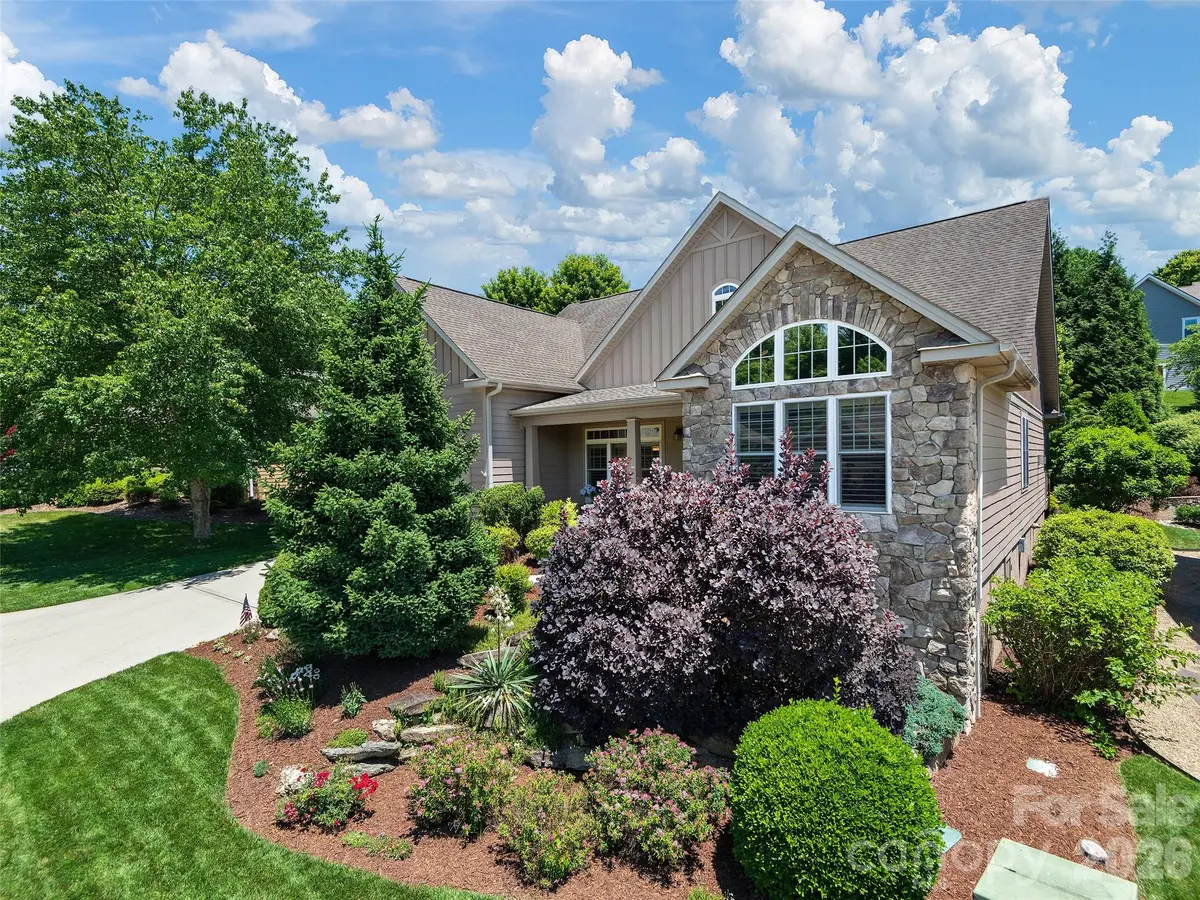 63 Whistlewood LN, Hendersonville, NC 28739