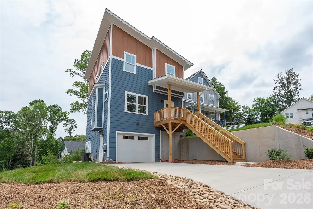 6 Berry Crest LN, Arden, NC 28704
