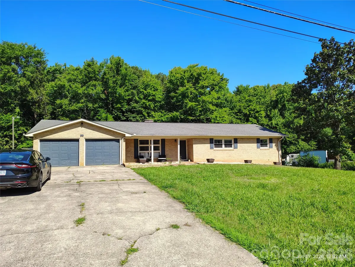 213 Lakeview DR, Harrisburg, NC 28075