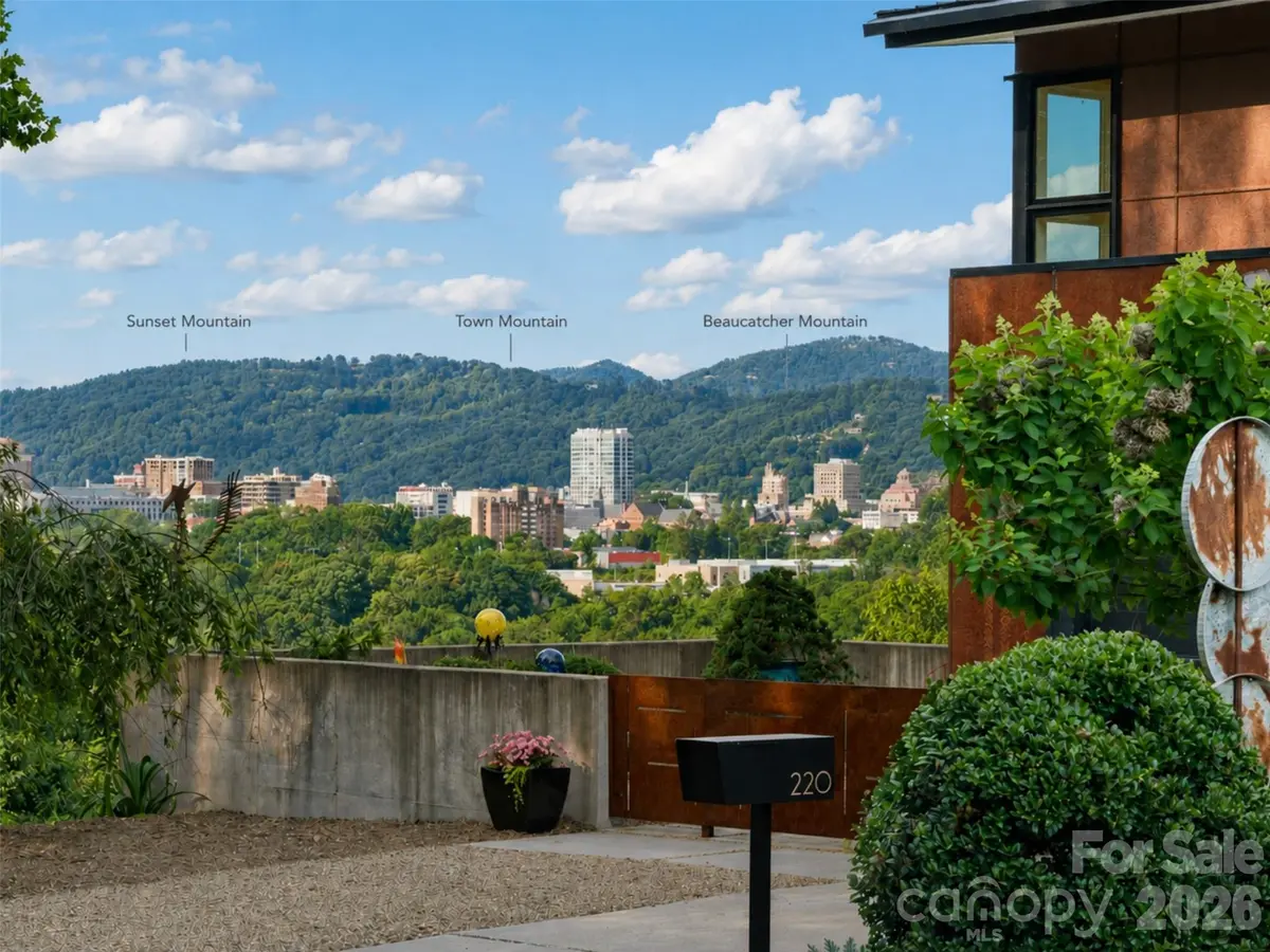 220 Riverview DR, Asheville, NC 28806