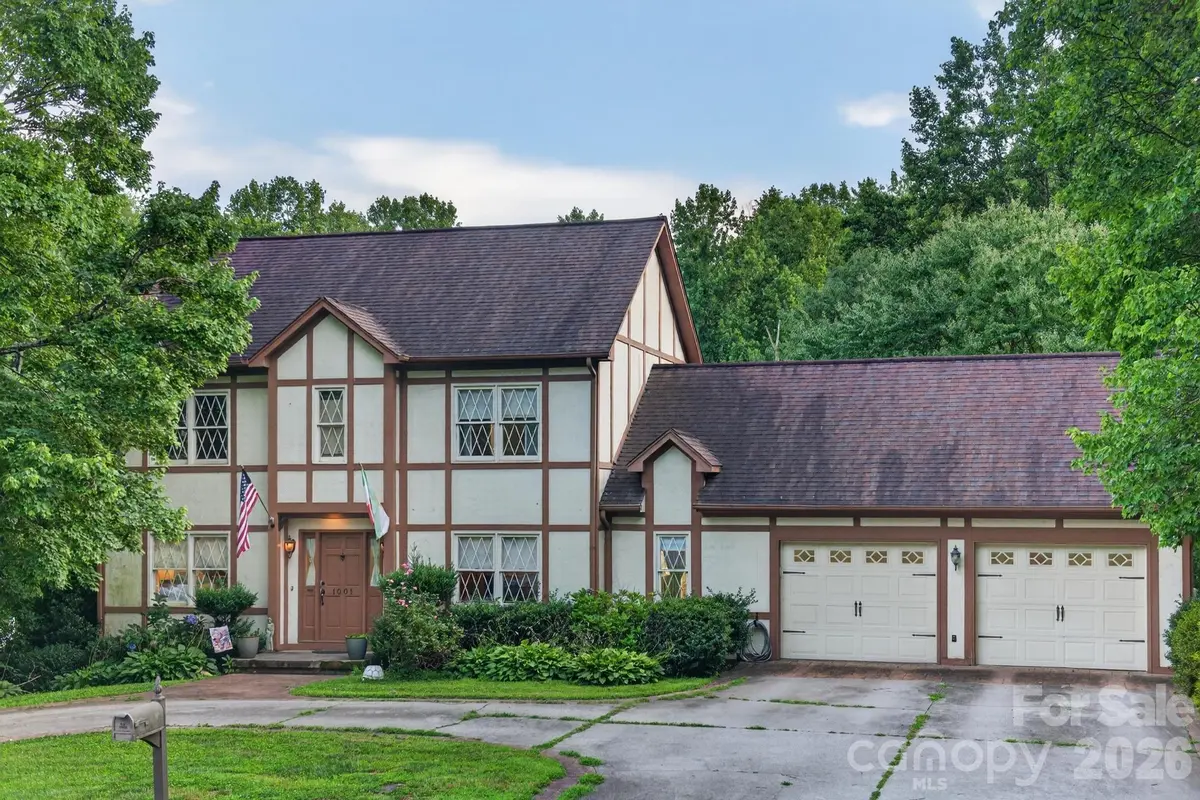 1001 Plantation DR NE, Lenoir, NC 28645
