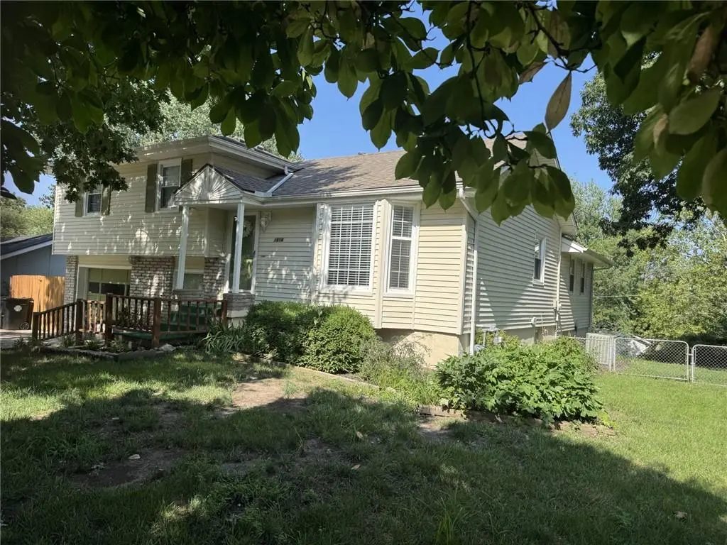 1616 Lee LN, Pleasant Hill, MO 64080