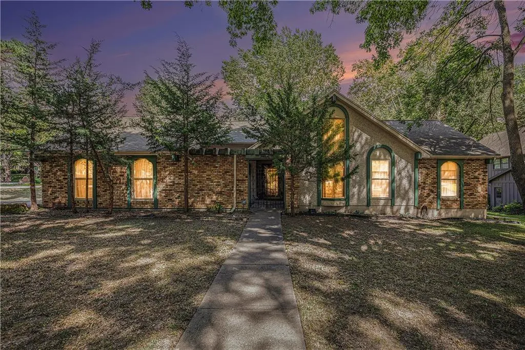 10301 Howe DR, Leawood, KS 66206