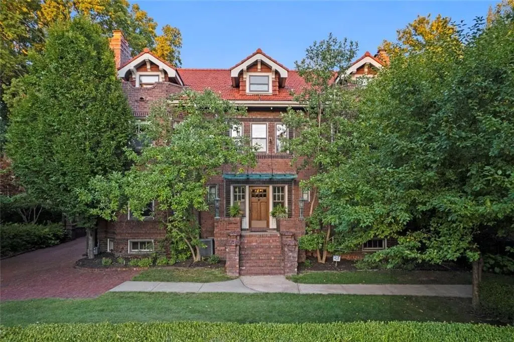 3821 Gillham RD, Kansas City, MO 64111