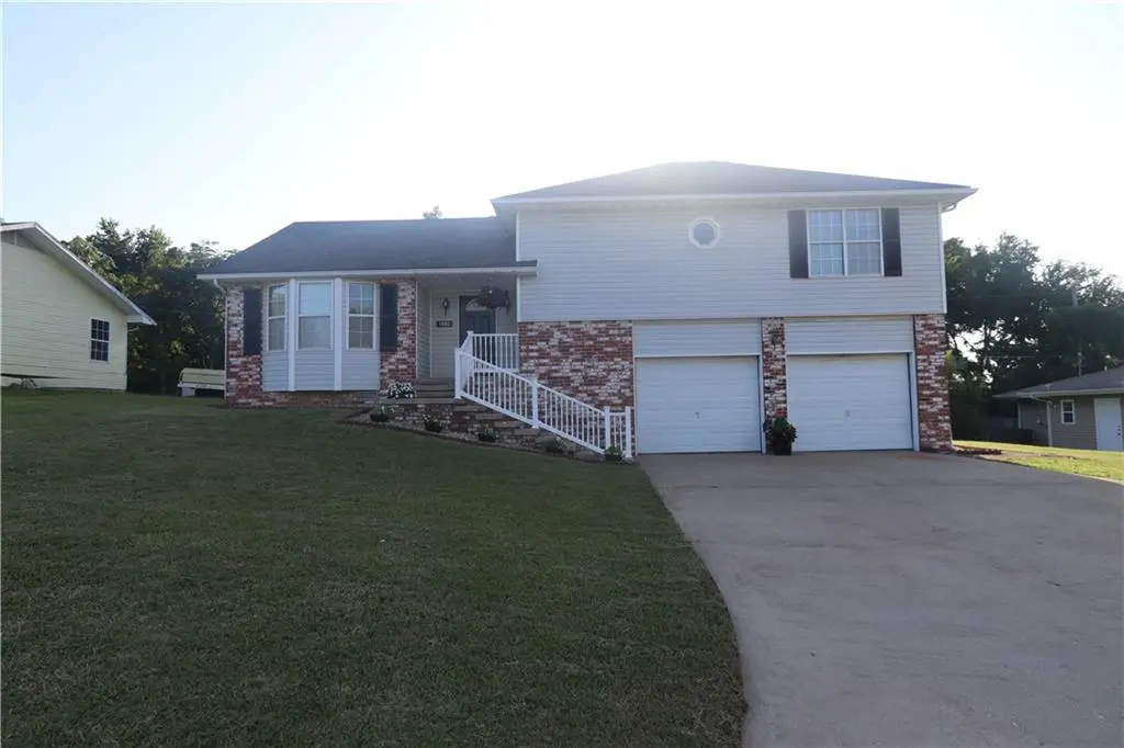 1402 Sunshine DR, Neosho, MO 64850