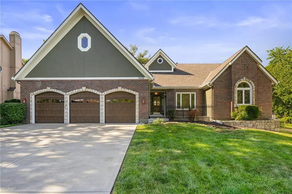 1432 E Meadow LN, Olathe, KS 66062