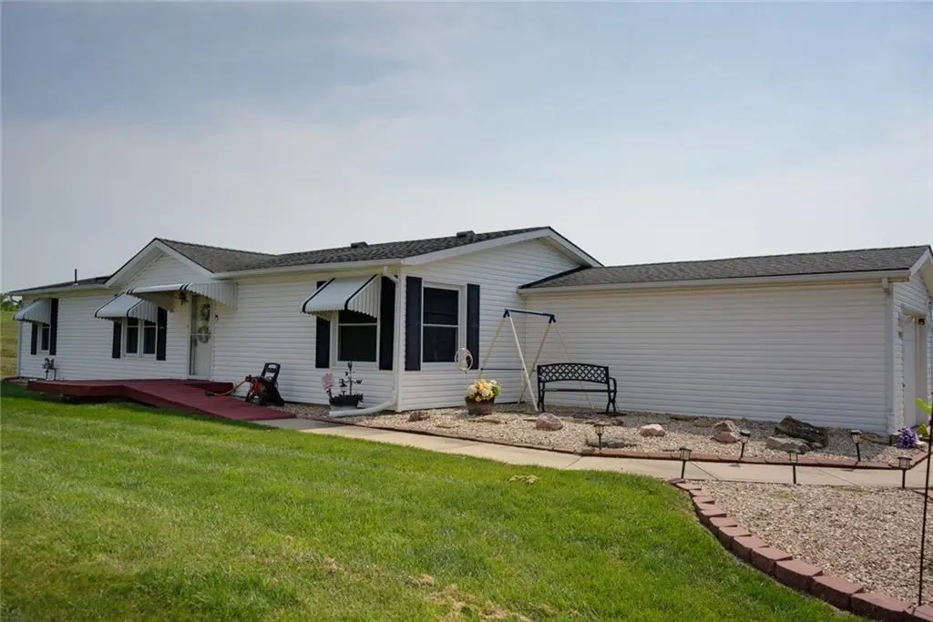 935 NE White Oaks LN, Oak Grove, MO 64075