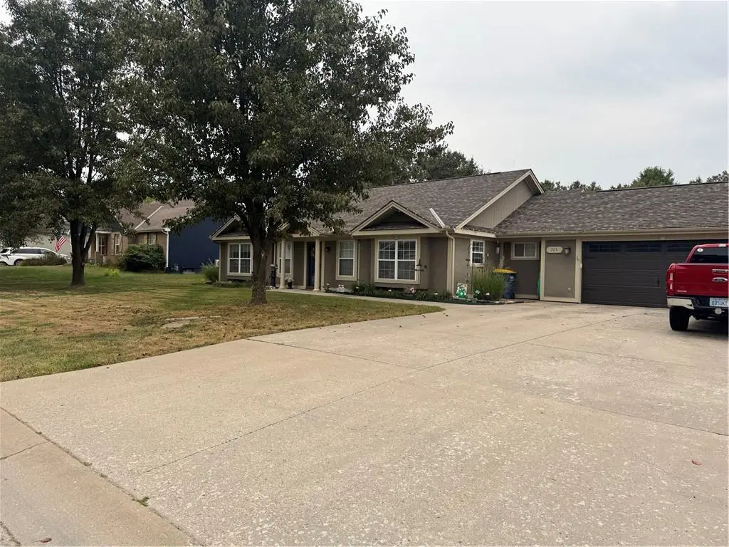 715 Myers DR, Tonganoxie, KS 66086