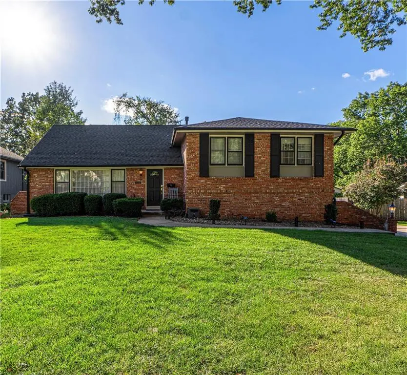 8252 Outlook LN, Prairie Village, KS 66208