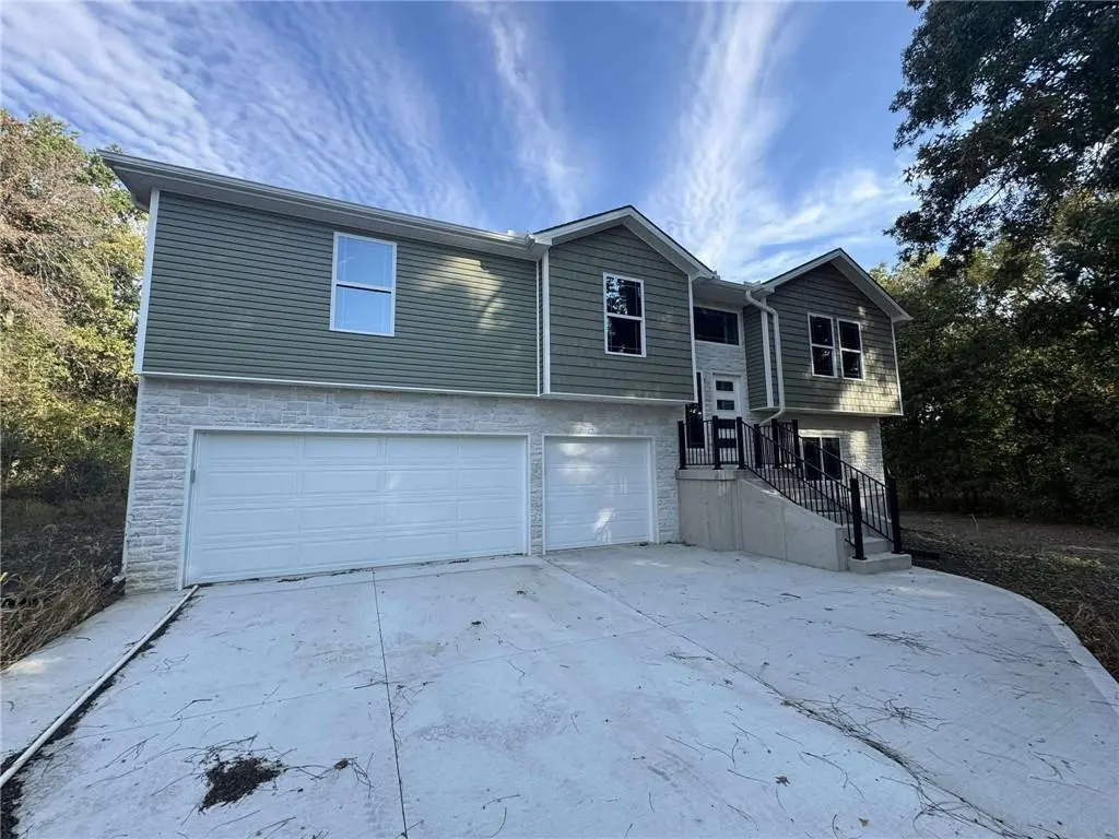 435 NW Division RD, Centerview, MO 64019