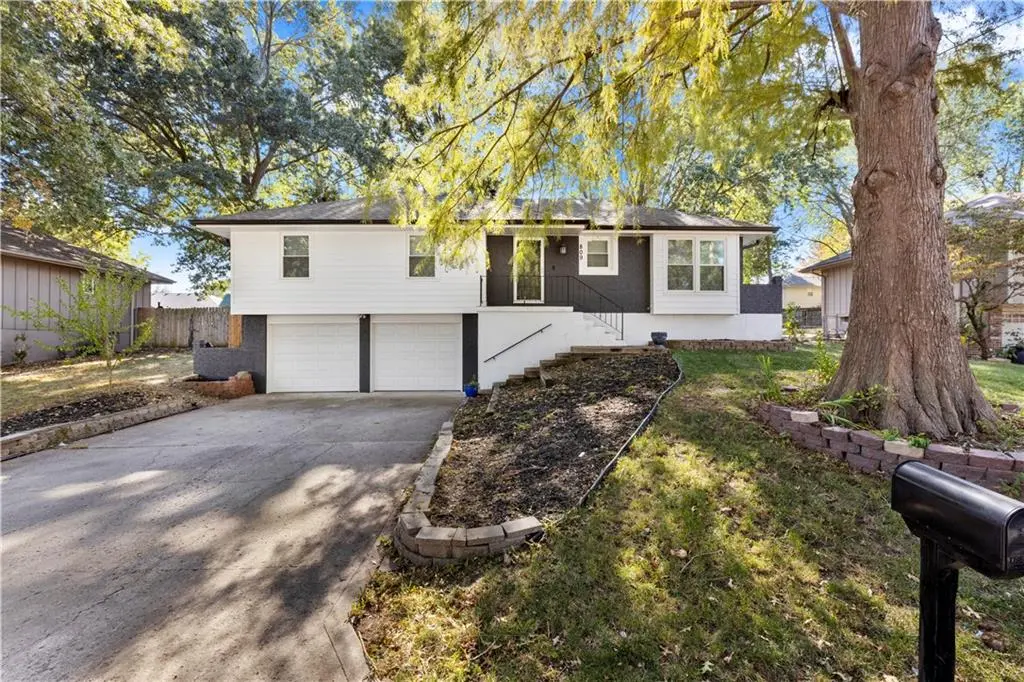 809 SE 16th ST, Oak Grove, MO 64075