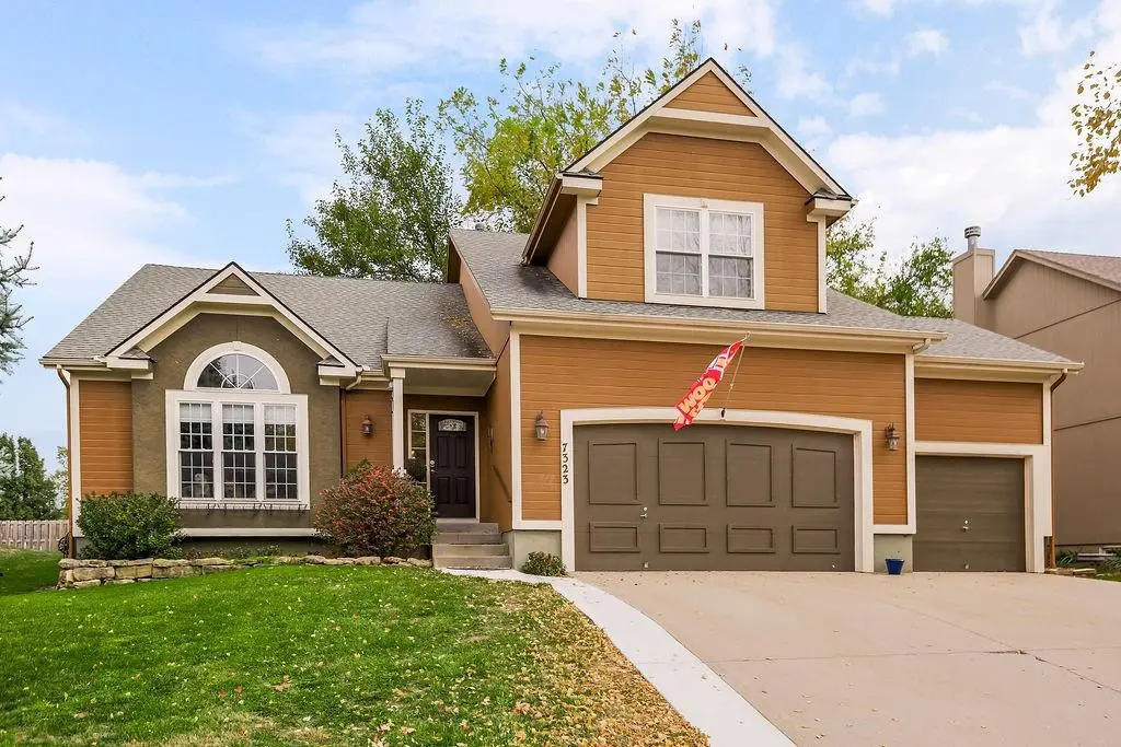 7323 Meadowsweet LN, Shawnee, KS 66227