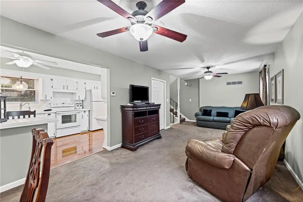 3725 NE COLONIAL DR, Lee's Summit, MO 64064