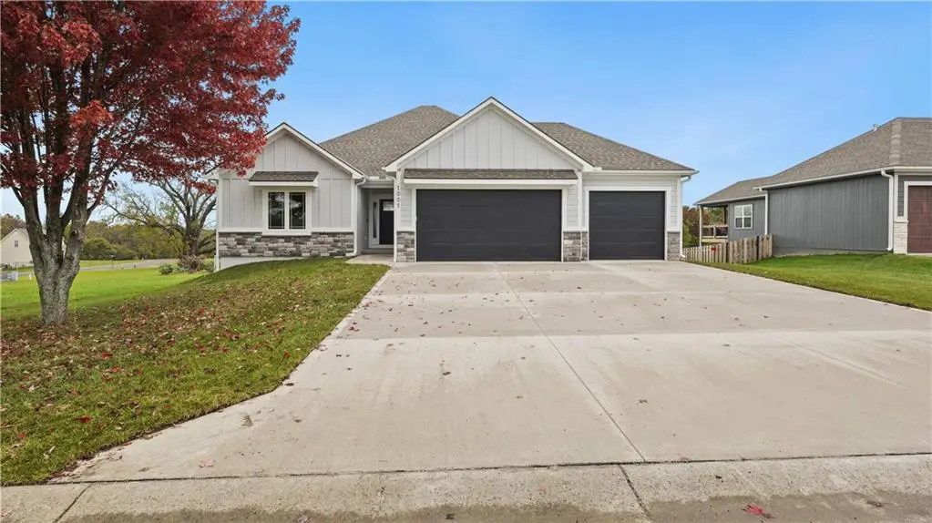 1001 Captain Merriman DR, Freeman, MO 64746