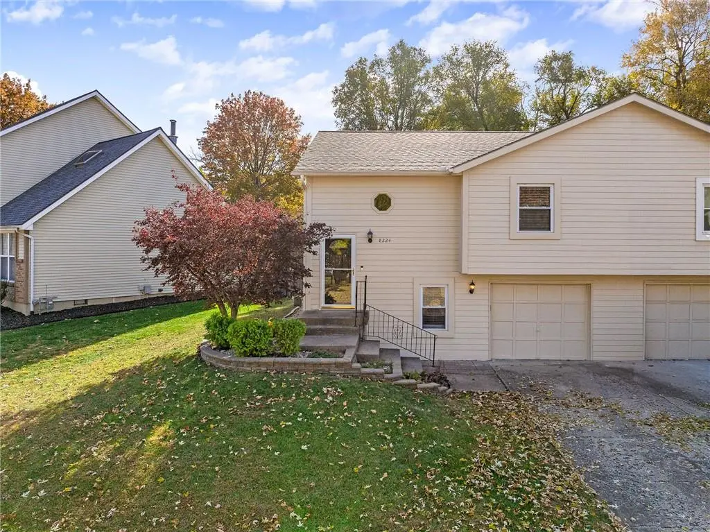8224 Perry ST, Overland Park, KS 66204