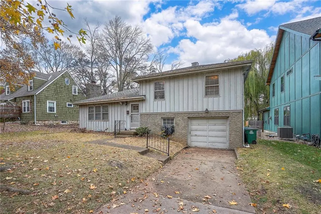 2806 W 48th ST, Westwood, KS 66205