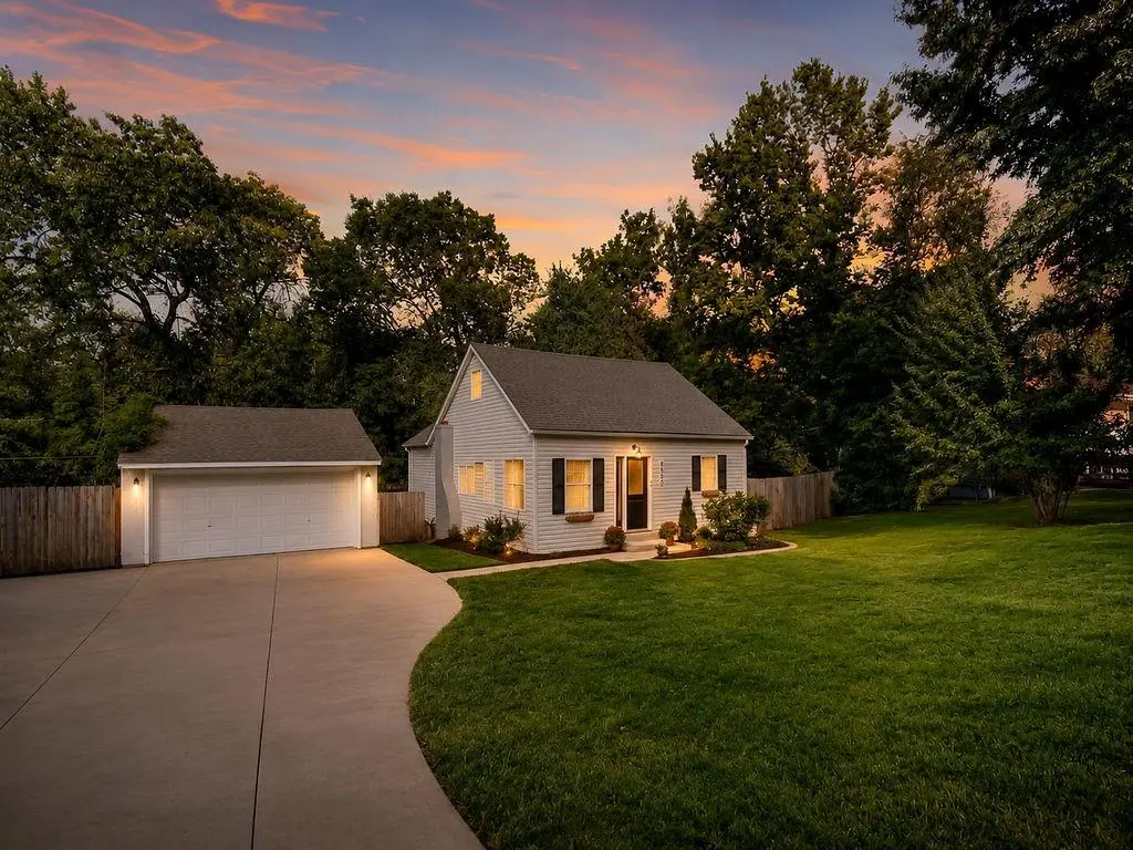 8500 W 78th ST, Overland Park, KS 66204