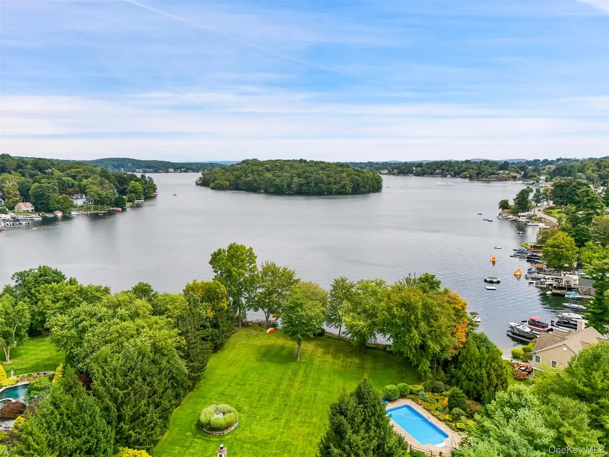 18 Clara LN, Mahopac, NY 10541