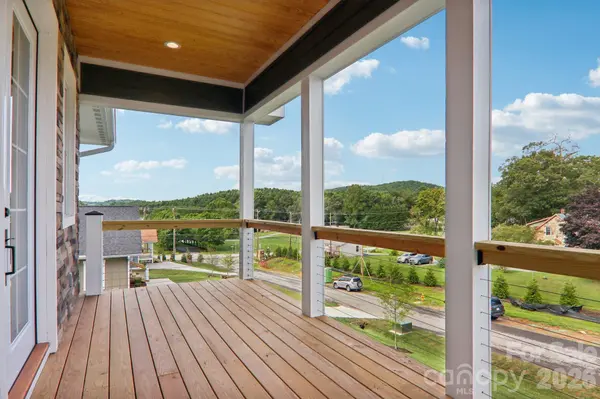 62 Maple Knoll DR, Hendersonville, NC 28792