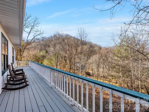 53 Hackberry LN, Waynesville, NC 28785