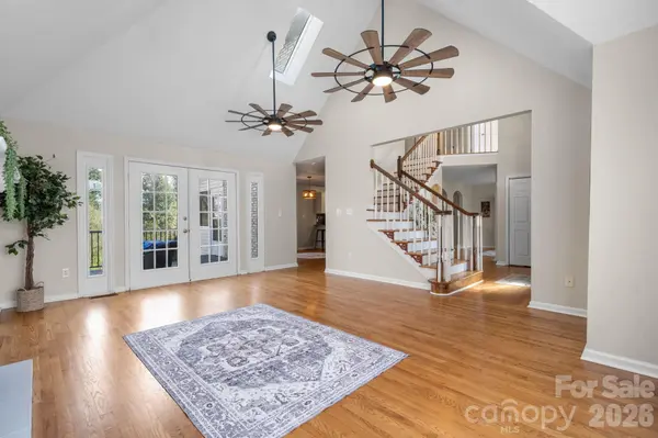 1801 Twin Ponds DR, Hickory, NC 28602