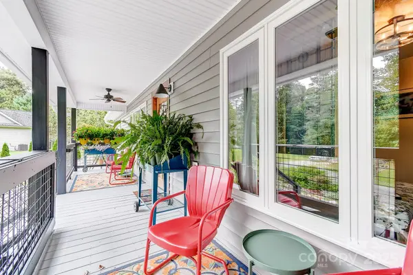 9 Oakwood DR, Weaverville, NC 28787