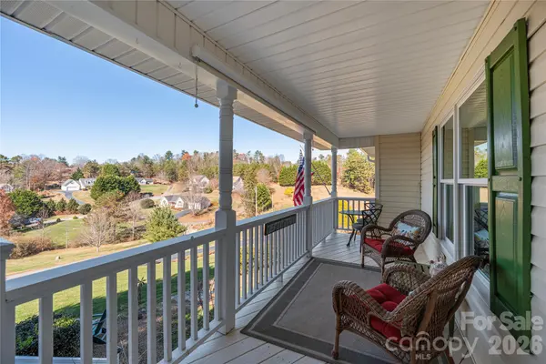 27 Worthington LN, Weaverville, NC 28787