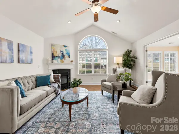 92 Mountain Meadow CIR, Weaverville, NC 28787