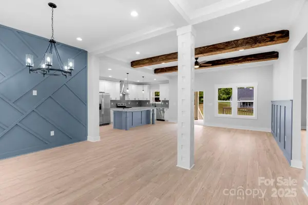 142 Crystal Heights DR, Hendersonville, NC 28739