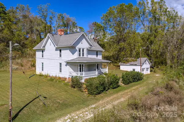 7 Noble RD, Fairview, NC 28730