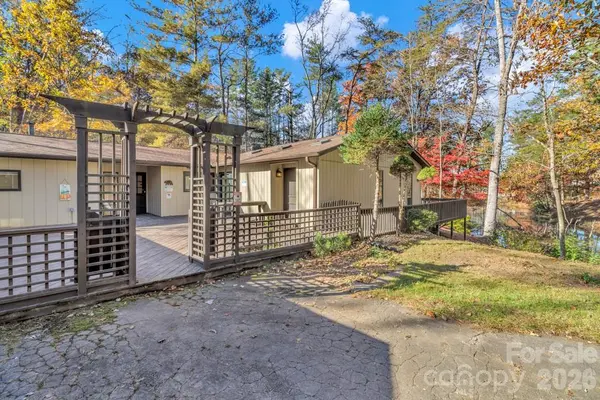 111 Hidden Pond LN, Asheville, NC 28804