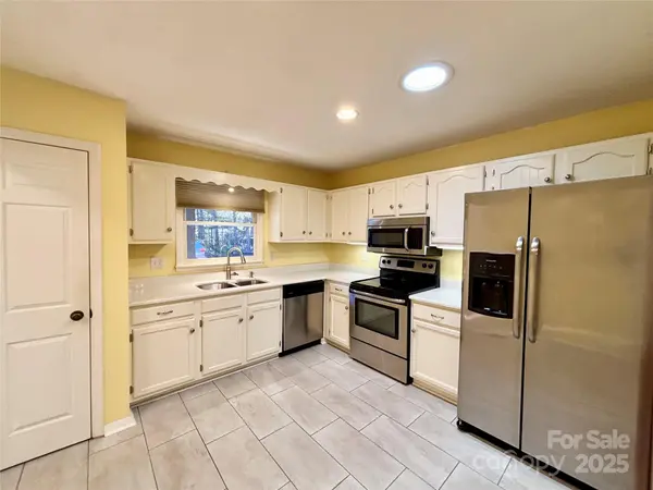 21 Loganwood LN, Etowah, NC 28729