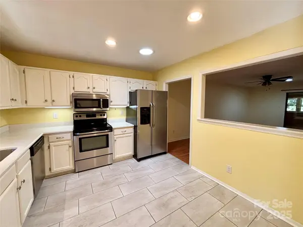 21 Loganwood LN, Etowah, NC 28729