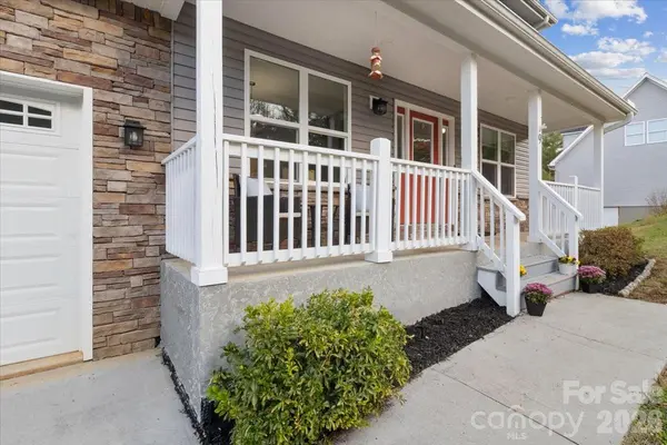 9 Old Amber DR, Weaverville, NC 28787