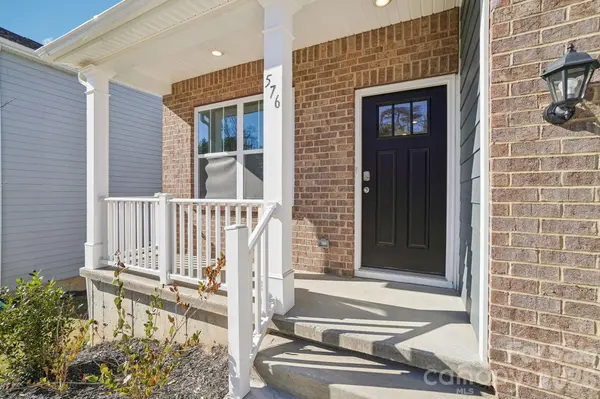 576 Country Oak DR, Asheville, NC 28804